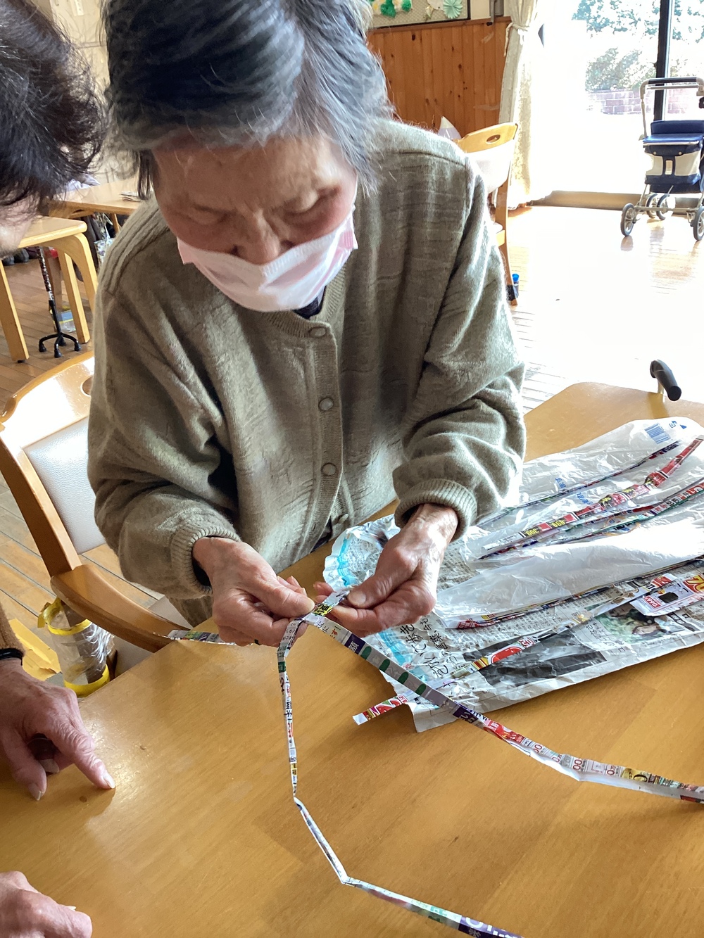 鍋しきを作る利用者さん