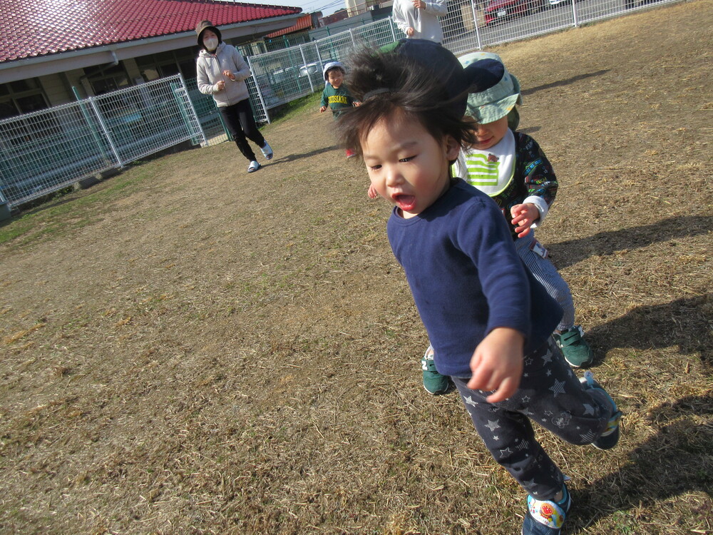 園庭で遊んでいる様子 (1)