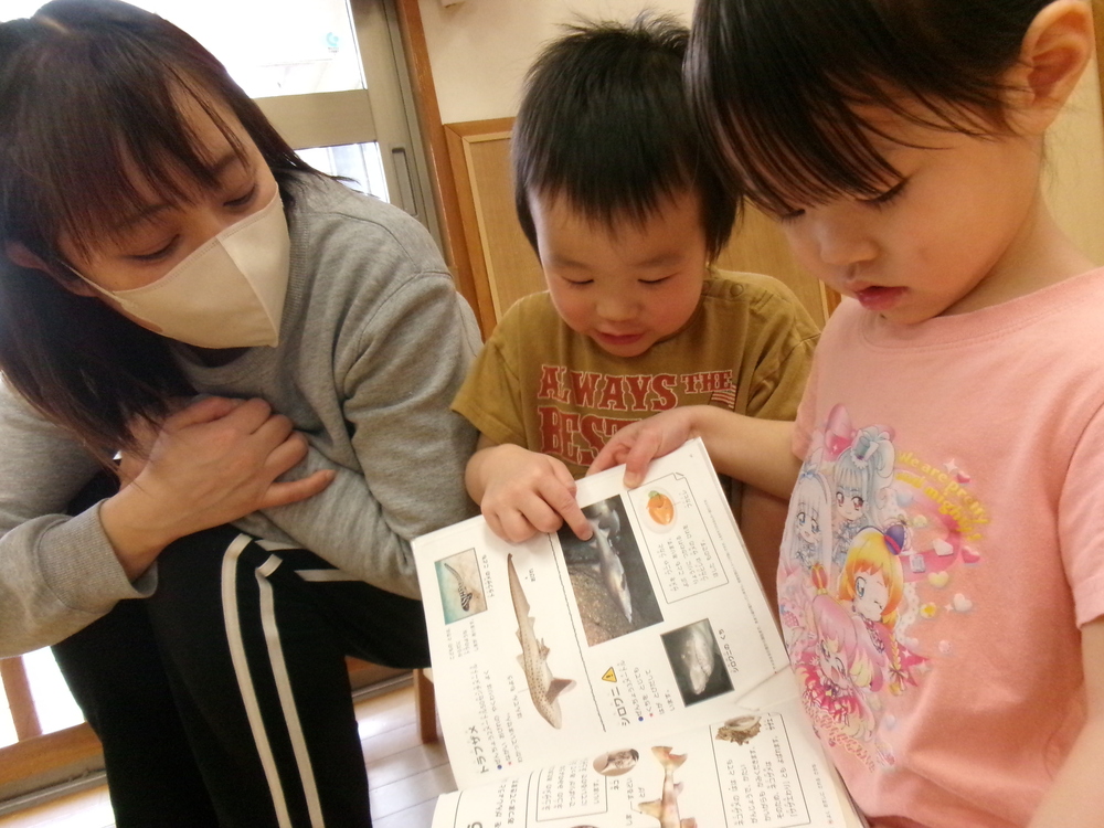 コーナー遊びを楽しむ子ども