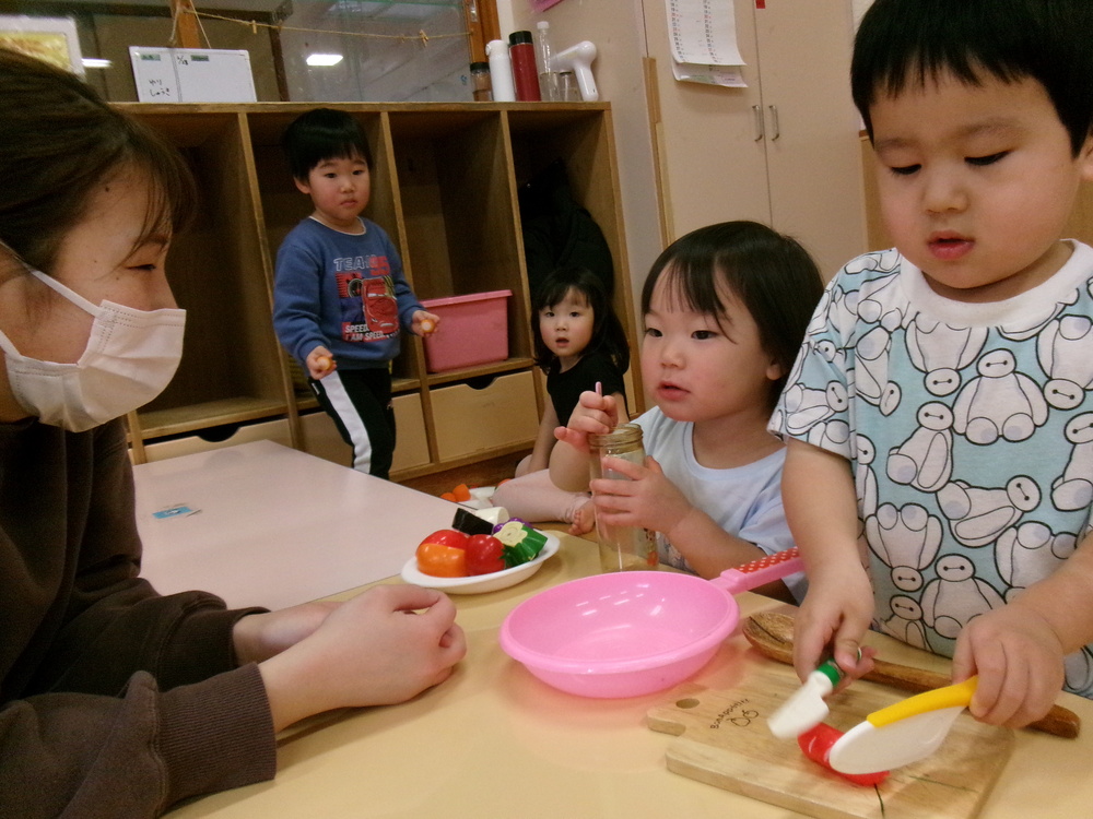 コーナー遊びを楽しむ子ども (2)
