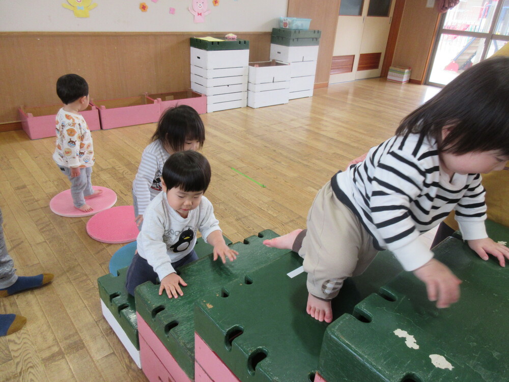 遊戯室で遊んでいる