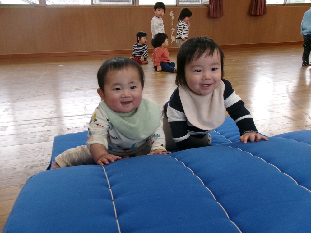 遊戯室で遊ぶ様子２