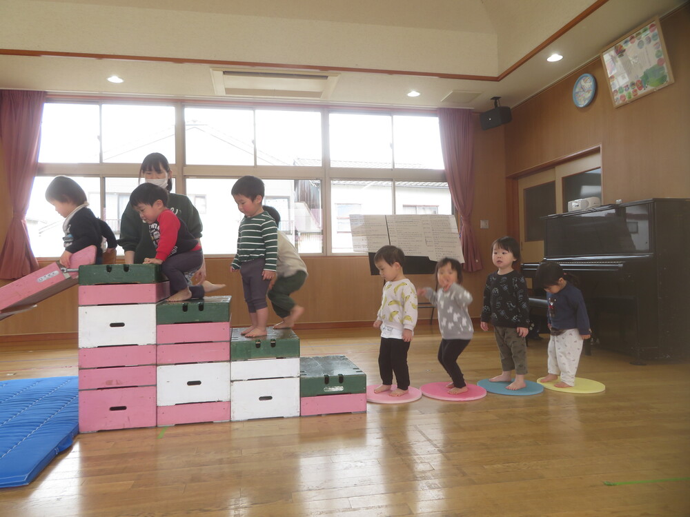 遊戯室で遊ぶ様子 (1)