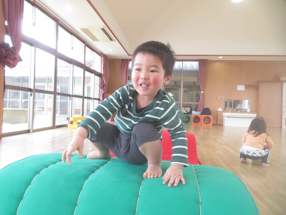 遊戯室で遊ぶ様子 (4)