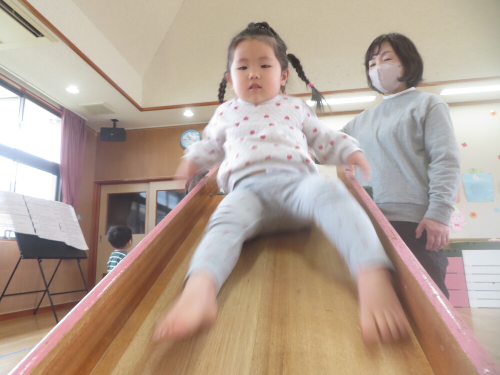 遊戯室で遊ぶ様子