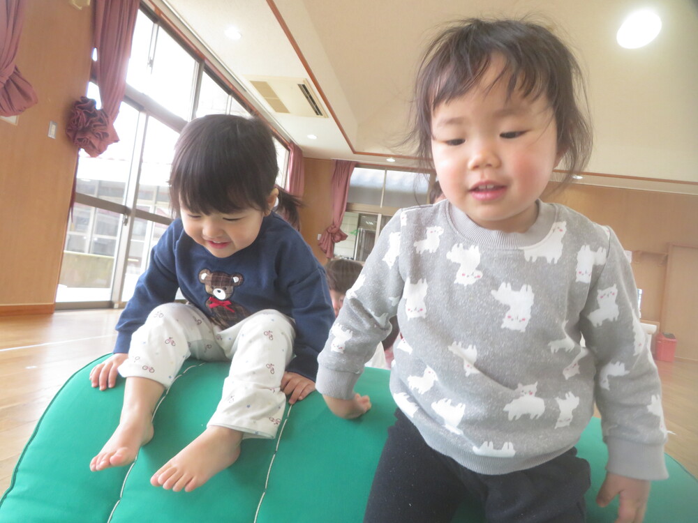 遊戯室で遊ぶ様子