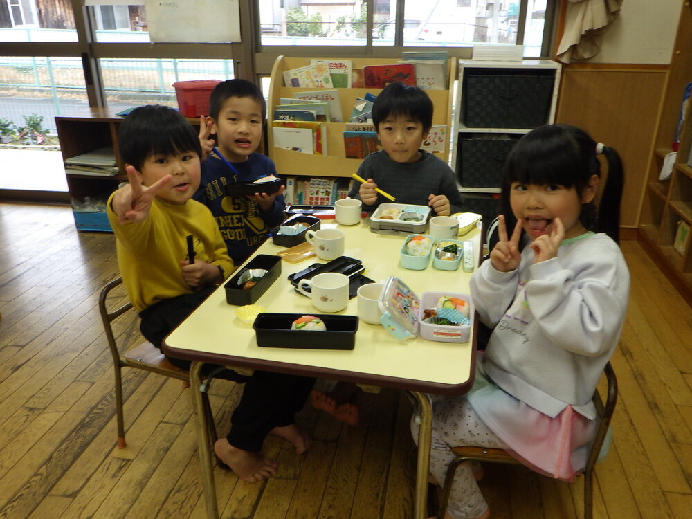 給食を食べている