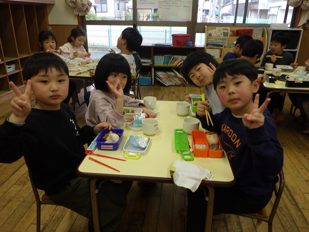 給食を食べている