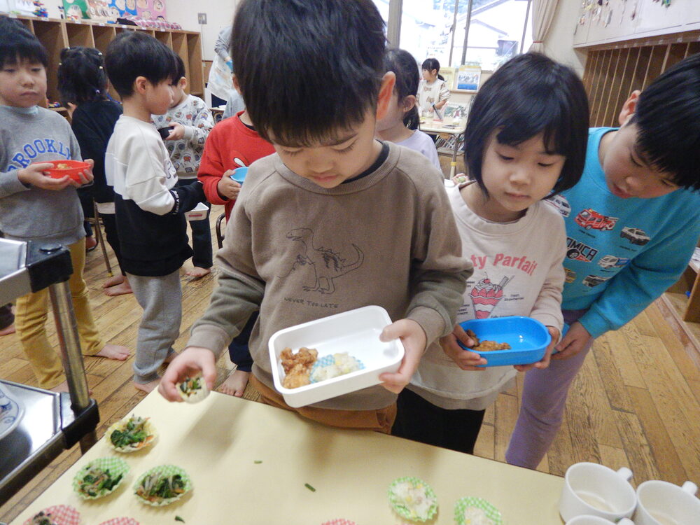 お弁当ごっこの様子 (4)