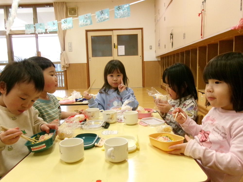 ひな祭り会とお弁当ごっこの様子 (9)