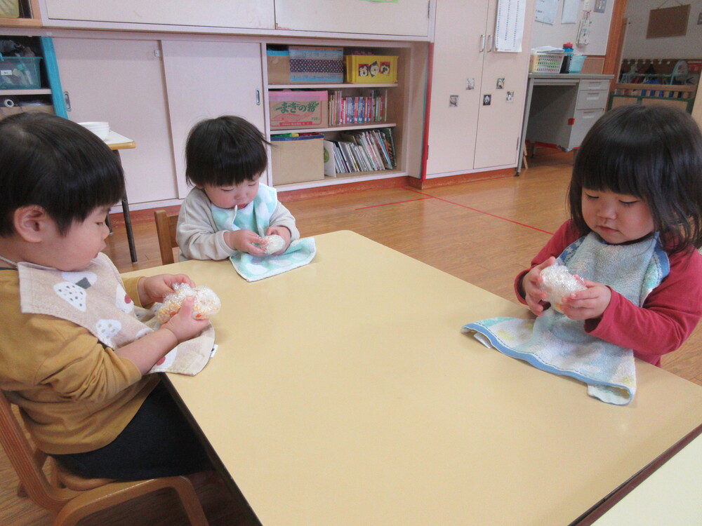 お弁当ごっこの様子