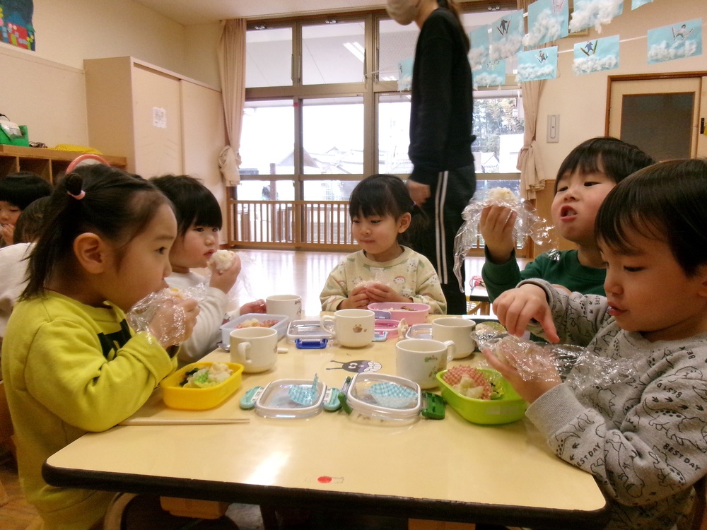 ひな祭り会とお弁当ごっこの様子 (11)
