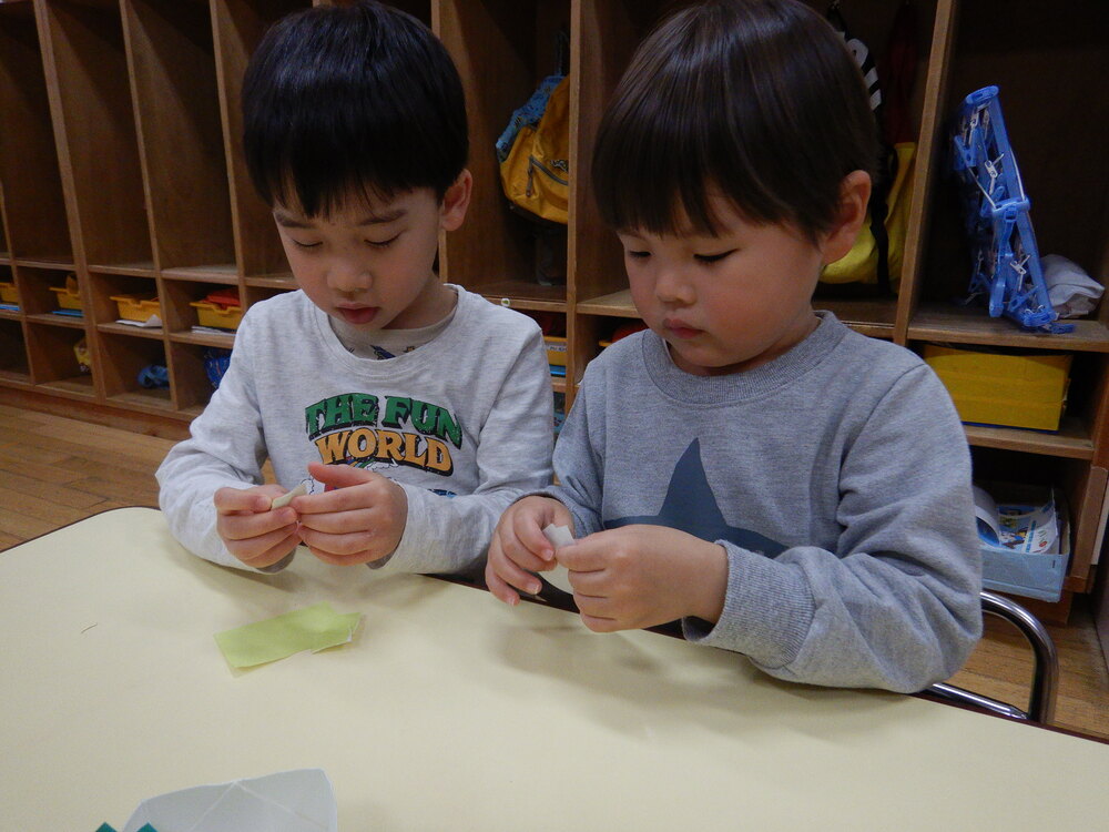 折り紙をちぎっている様子 (1)