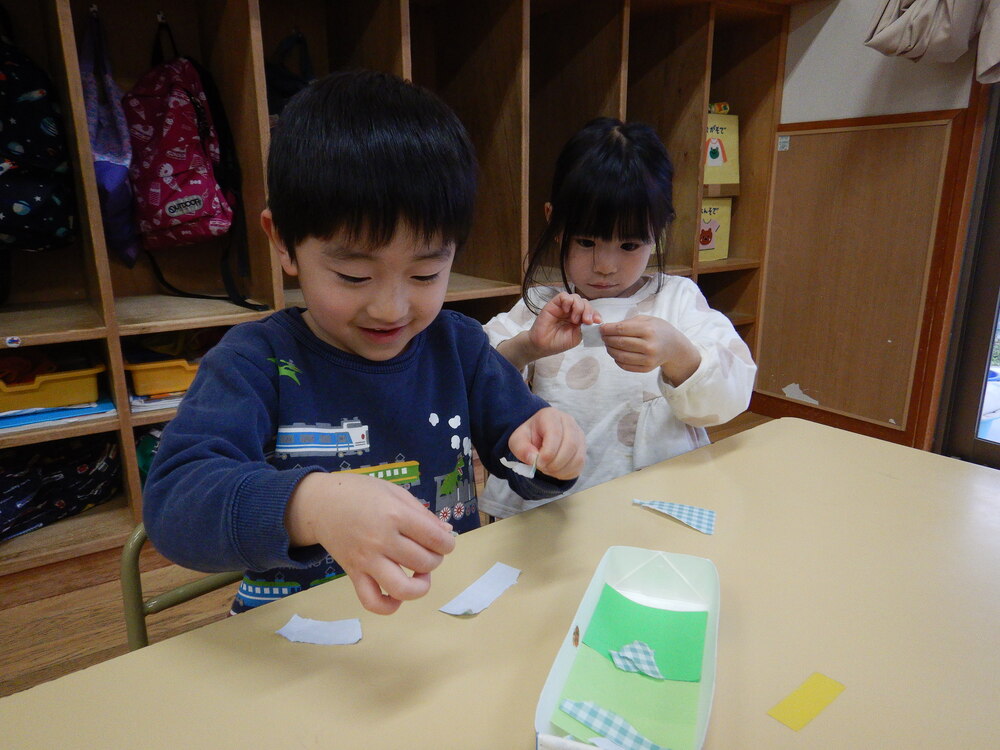 折り紙をちぎっている様子 (2)