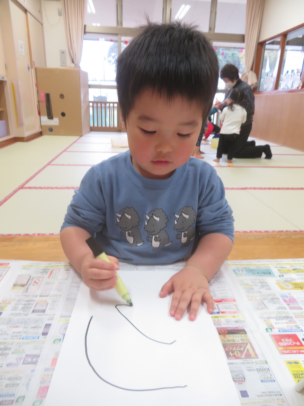 自画像を描いている様子