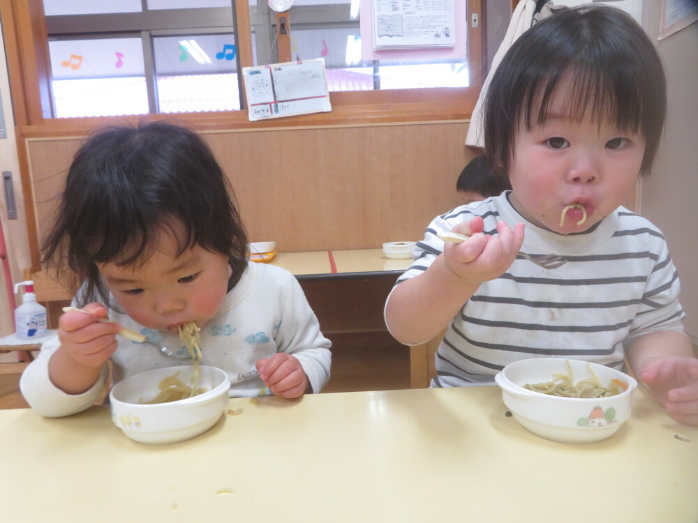 給食を食べる様子