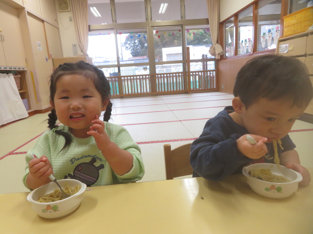 給食を食べる様子