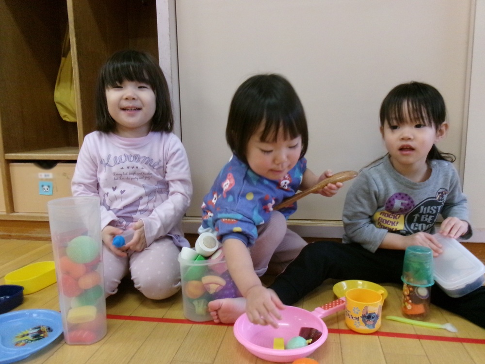 コーナー遊びをする子ども (3)
