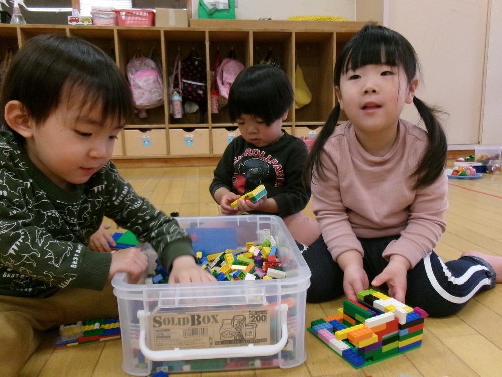 コーナー遊びをする子ども (6)