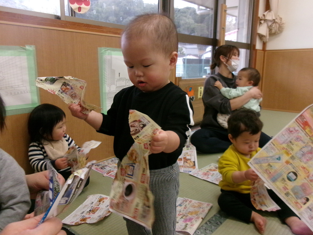 広告紙で遊ぶ様子６