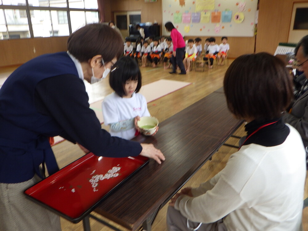 お茶のお稽古の様子