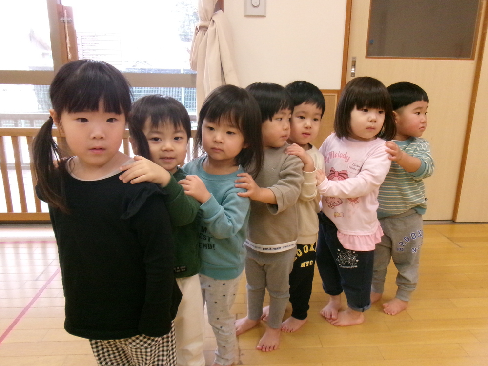 ジャンケン列車をする子ども１