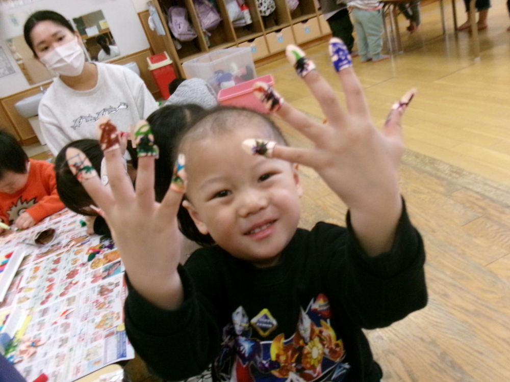 ネイルごっこを楽しむ子ども