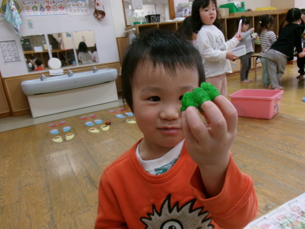 ネイルごっこを楽しむ子ども２