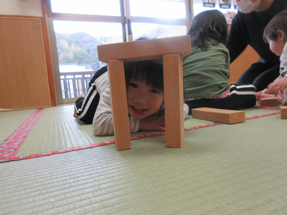 積み木で遊んでいる