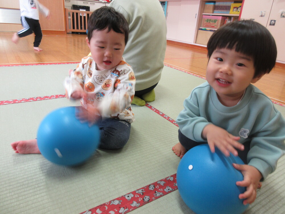ボールで遊んでいる