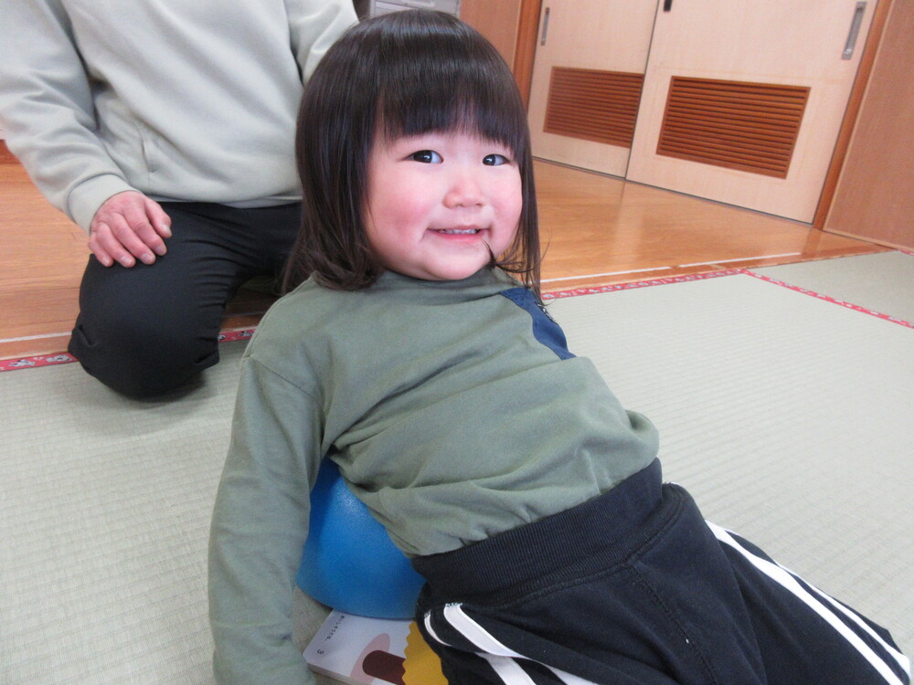 ボールで遊んでいる