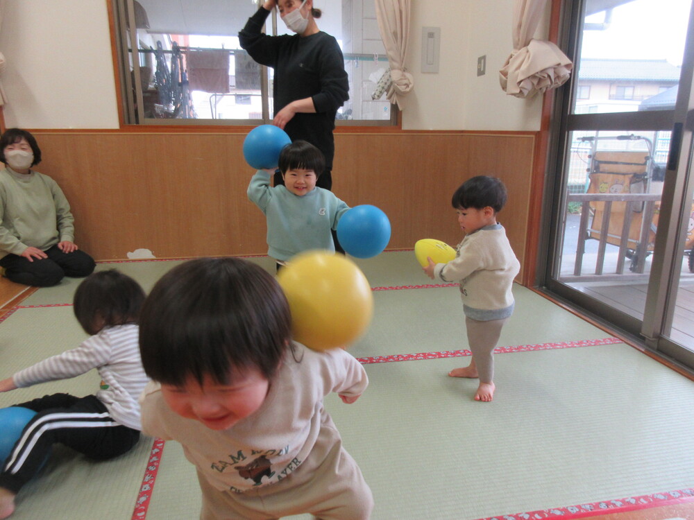 ボールで遊んでいる