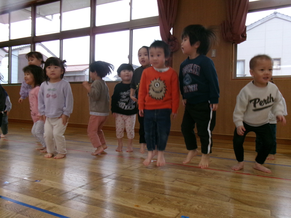 遊戯室で遊んでいる様子 (1)