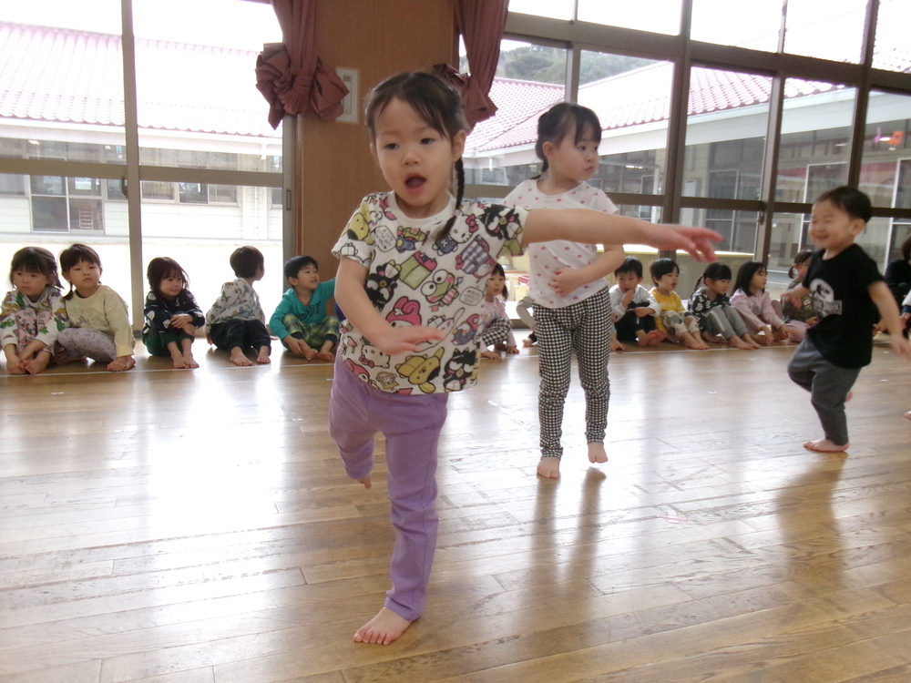 遊戯室で遊んでいる様子 (3)