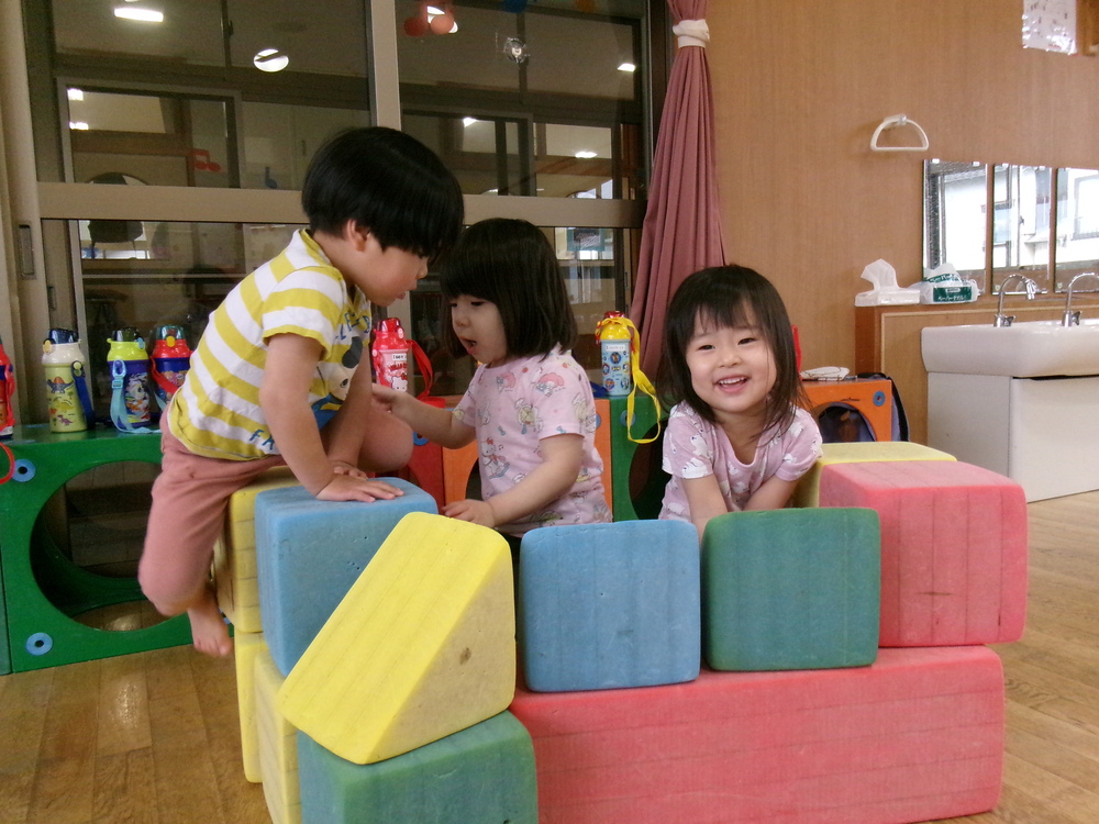 遊戯室で遊んでいる様子 (4)