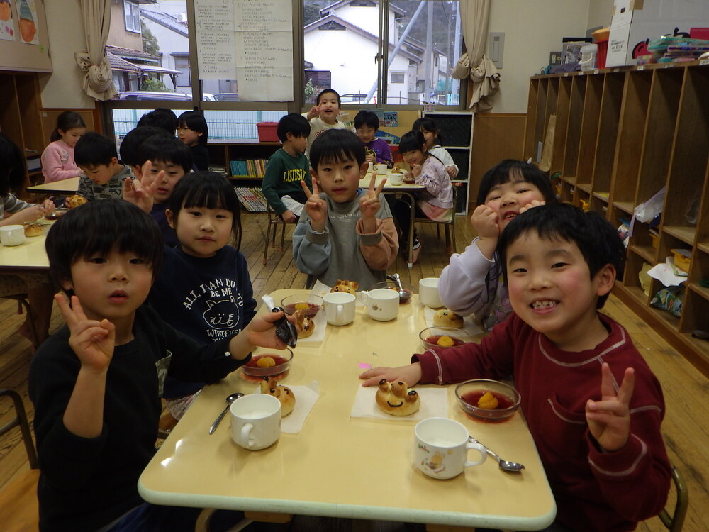 パンを食べているところ
