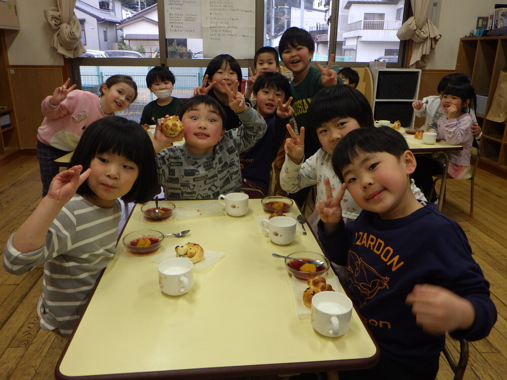 パンを食べているところ