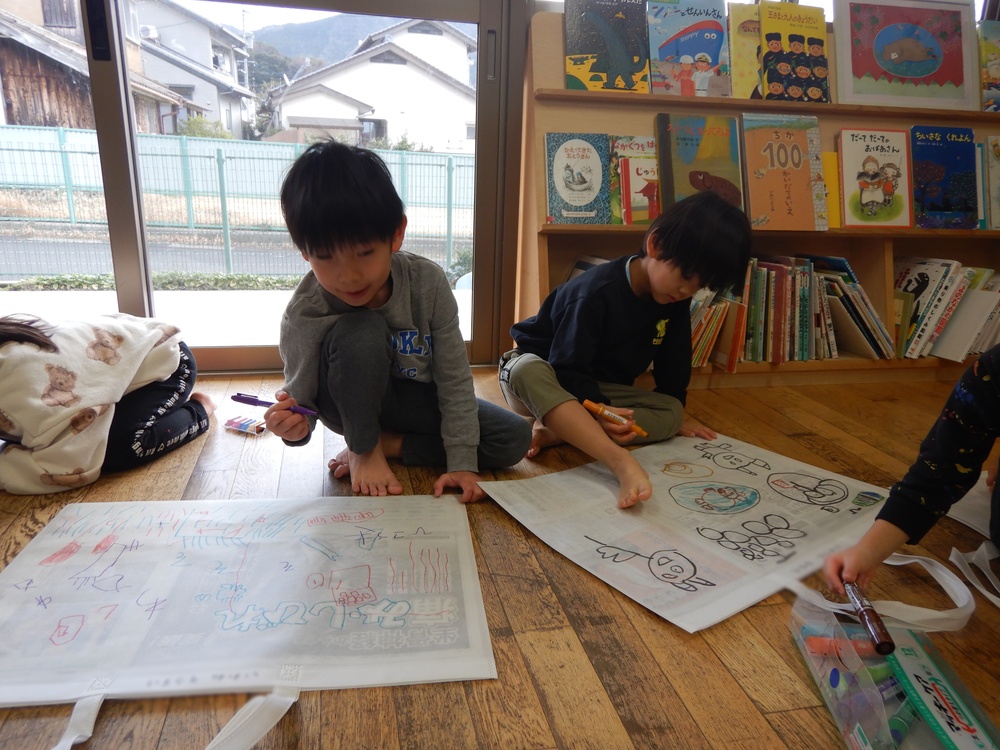 作品バックに絵を描く子どもたち (1)