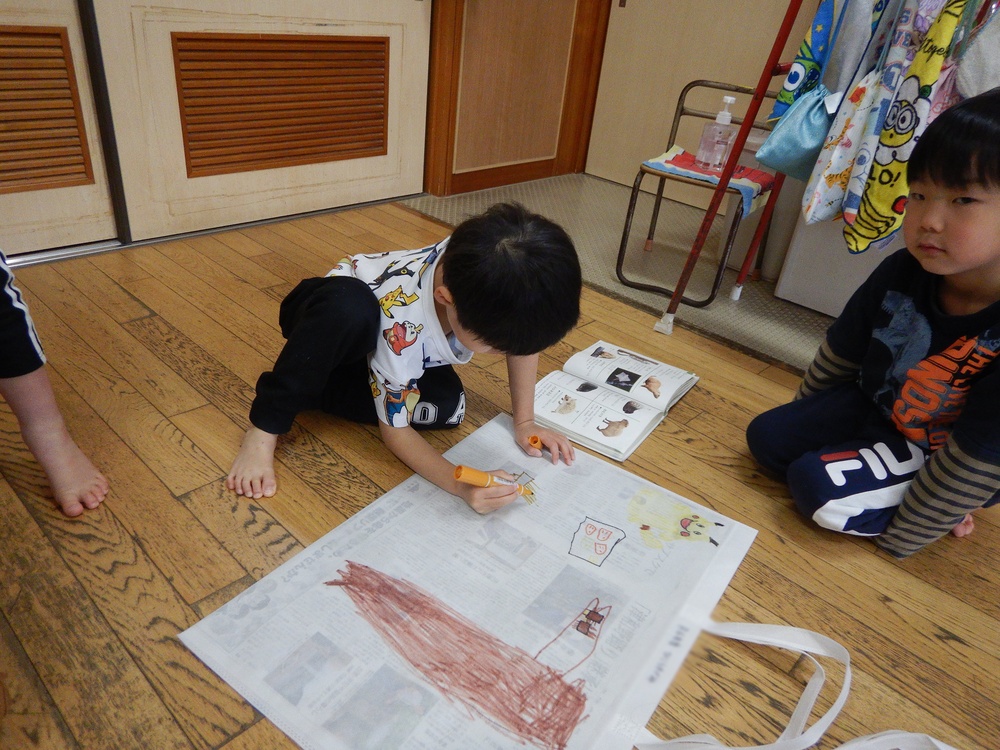 作品バックに絵を描く子どもたち (5)