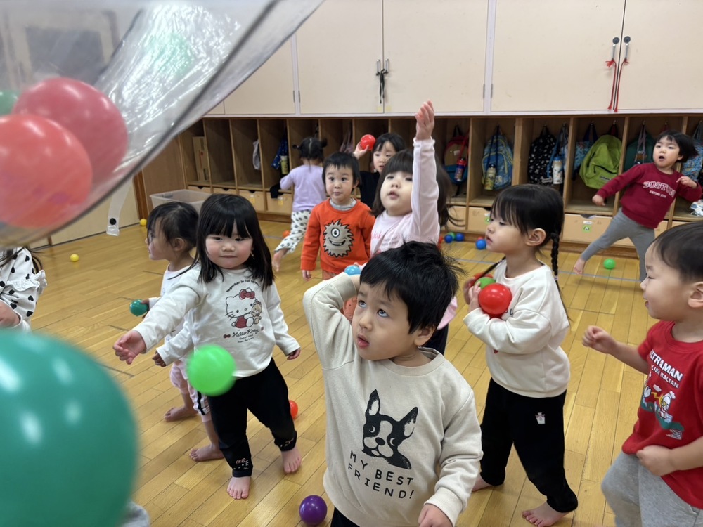玉入れを楽しむ子ども