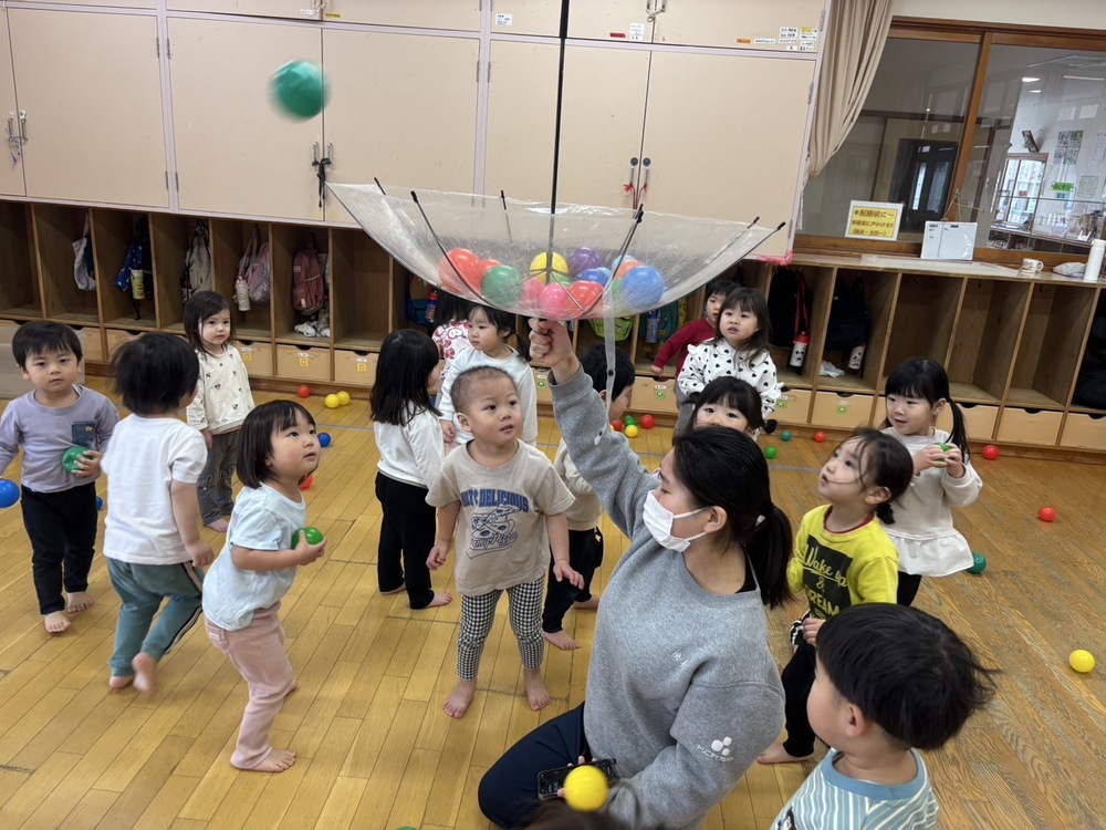 玉入れを楽しむ子ども (2)