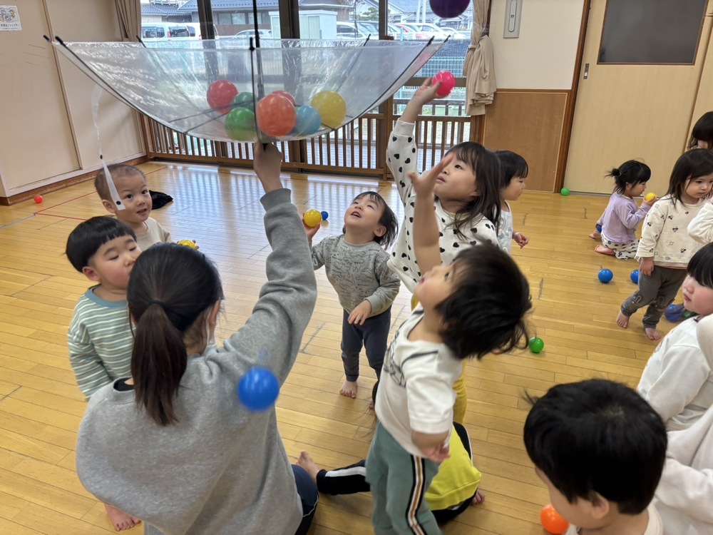 玉入れを楽しむ子ども (4)