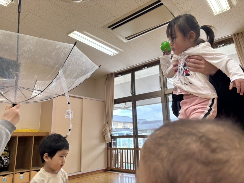 玉入れを楽しむ子ども (5)