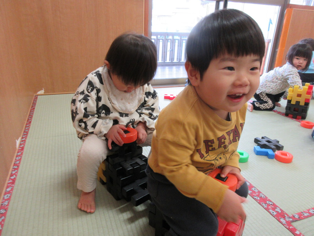 井形ブロックで遊んでいる