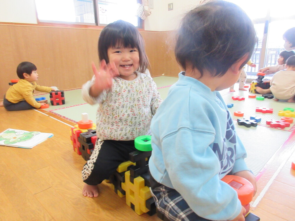 大きな井形ブロックで遊んでいる