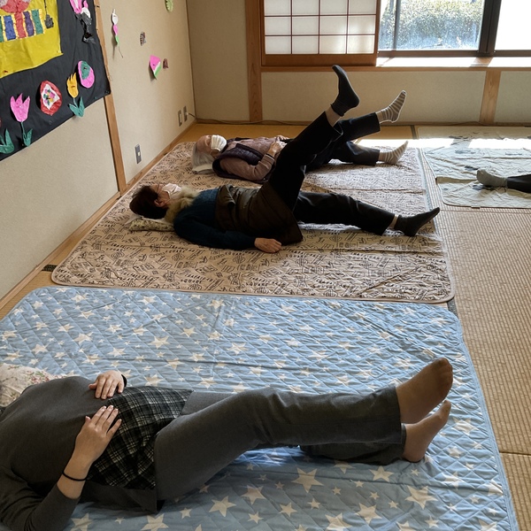 横になって体操中