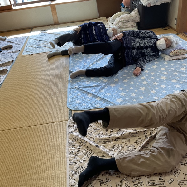 横になって体操中