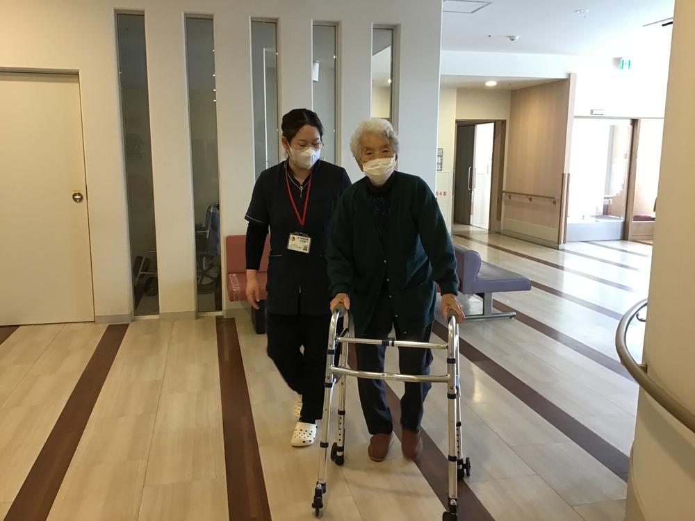 歩行器で歩いている様子