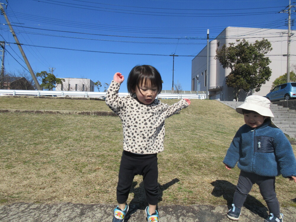 公園で遊んでいる様子