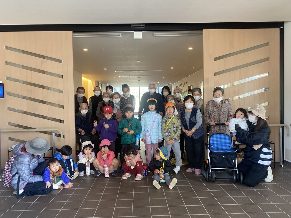 園児の皆さんと入園者